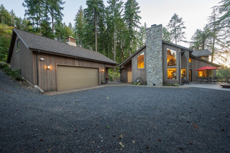 A striking blend of modern design and rustic charm, perfectly suited for Oregon’s natural landscapes.